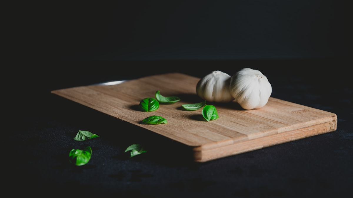 Insalata fresca e colorata con ingredienti biologici
